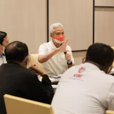 Foto Rambut Putih Ganjar Pranowo dan Kode Keras Jokowi soal Capres 2024